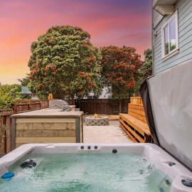 1 block to beach, Private Hot Tub, Fire Pit and BBQ