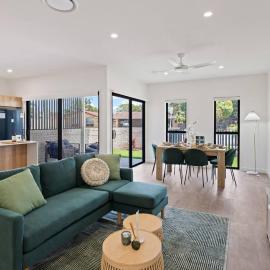 City Oasis Brand New 4BR with Parking and Steps to Shops, Hotel in Capalaba