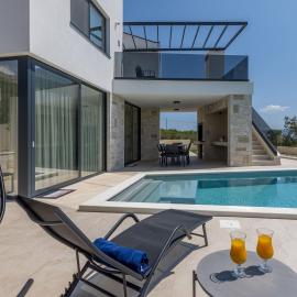 Viesnīca Luxury Villa RoMa, with heated saltwater pool, parking, high speed Internet, BBQ, pilsētā Bajnice