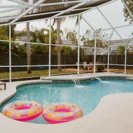 Luxury Private Pool Villa near Disney with Fire Pit, Game Room & More, hotelli Kissimmeessä