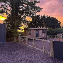Cybi, Modern Shepherds Hut with Games Room Access, hotell sihtkohas Menai Bridge