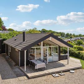 Beautiful Home In Broager With Kitchen, hotel in Broager