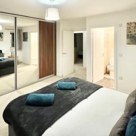 Large Home with secure parking, lovely Evergreen House in Ashford, hotel v destinácii Ashford