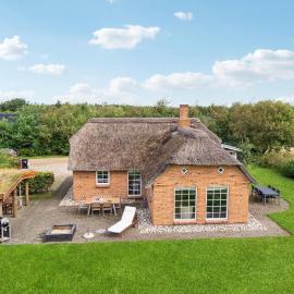 3 Bedroom Beautiful Home In Tarm, hotel a Tarm