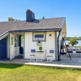 Cozy Home In Sexdrega With Lake View, hotel in Sexdrega