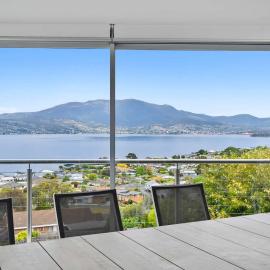 House on the Hillside with City Views Sleeps 12, hótel í Howrah
