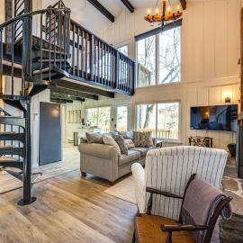 Walk to Liberty Mountain: Lake-View Ski Retreat!، فندق في Fairfield