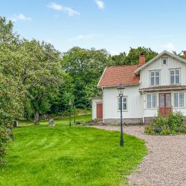 4 Bedroom Stunning Home In Ödeshög, hotel en Ödeshög