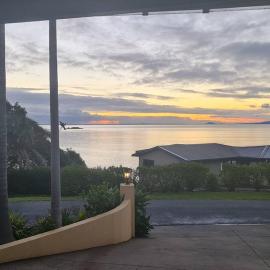By the Sea 3 bedroom Apartment with ocean views, hotel a Coopers Beach