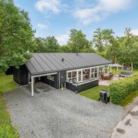 4 Bedroom Lovely Home In Grenaa, hotell i Grenå