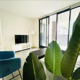 Olympic Park Oasis - New 3b2b condo - Pool, Parking