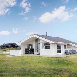 Cozy Home In Hvide Sande With Sauna: Bjerregård şehrinde bir otel