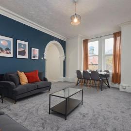 Large 4 bedroom flat close to city, street parking, hotel in Elswick