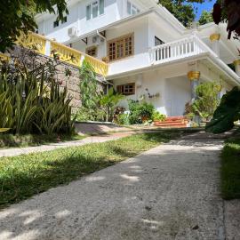 Cavern Apartments, hotelli kohteessa Baie Sainte Anne