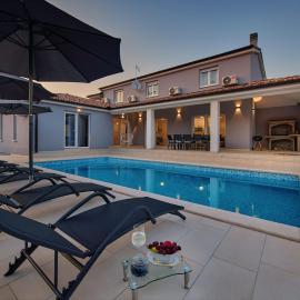 Villa Maas for 10 people near Pula with salt - water pool & pet friendly, hotel in Marčana