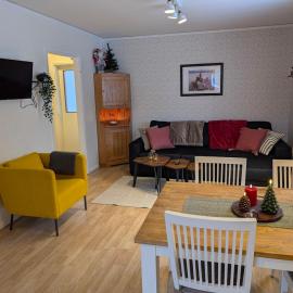 Hel stuga nära Vindelälven i Lappland, hotel a Blattniksele