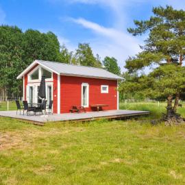 Nice Home In Hammarö With Kitchen, hotell i Hammarö