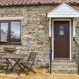 May Cottage-Uk38279, hotel a Cloughton