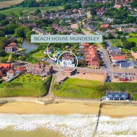 Opposite Mundesley beach, hot tub & sauna, sleeps 7 to 16 people