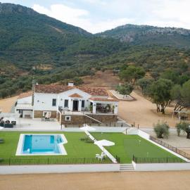 EL ENEBRILLO de Despeñaperros, hotel in Santa Elena