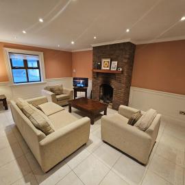 8 Clos Na Feirme Three Bedroom House with Hot Tub, Hotel in Galway