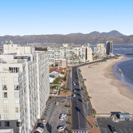 Odeon Towers 1102, hotel a Strand