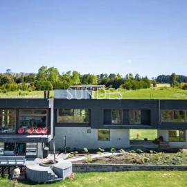Hermoso alojamiento con piscina y playa en Lago Panguipulli, hótel í Panguipulli