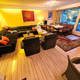 Winterberg Appartement 6 Pers aan Skilift grootste Skigebied nabij Bikepark Unieke locatie met zeer rustige tuin in het bos en het gezellige centrum leuke cafes restaurants en gratis zwembad sauna relax speelruimte parkeerplaats naast Der Brabander