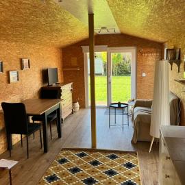 LE PIVERT, chalet confortable avec jardin à 100m du lac, hotel em Auvernier