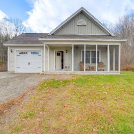 Ski, Hike & Boat: Modern Bridgton Retreat, hotel in Bridgton