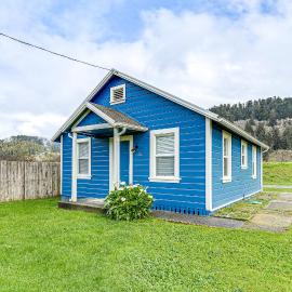 Cozy NorCal Cottage: 2 Mi to Redwoods & Beaches!, hotel v destinaci Orick