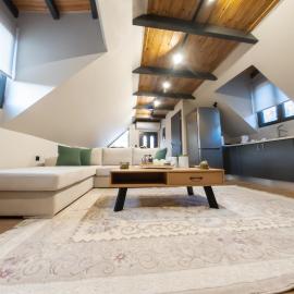 Roof Mountain Top، فندق في Kerpiní
