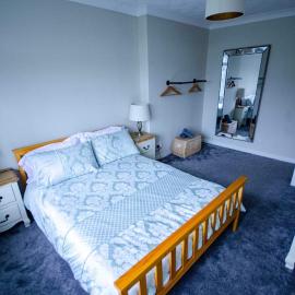 Spacious 4-Bedroom House in Glenboig, hotell i Glenboig