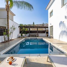 Agios Tychon Luxury Villa with Private Pool, hotel in Limassol