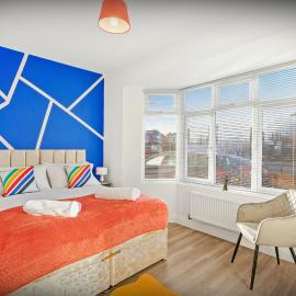 Elegant 3-bed apartment with FREE onsite PARKING in Enfield - Out door Patio - Big savings on Longer Stays, hotel a Cheshunt