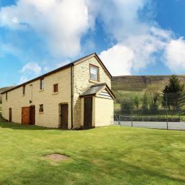 Ty Hir at Blaenbrynich Farm, hotel en Brecon