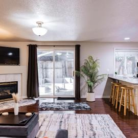 Cozy Family Home with Hot Tub and Workspace Near Portland, ξενοδοχείο σε Βανκούβερ