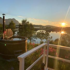 Flott hytte i Lofoten med nydelig beliggenhet ved vannet, Hotel in Sandsletta