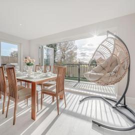 Luxury new build 5-Bed Bungalow-Long Stay Offer, hotel in Winkfield