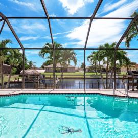Pelican Paradise! Waterfront, BBQ, Heated Pool, King Bed, Luxury, Family Fun & More, hotel in Cape Coral