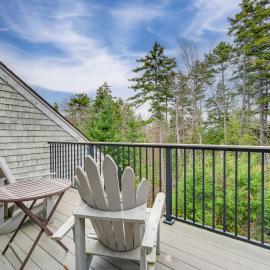 Cozy Bretton Woods Ski-In/Ski-Out Condo w/ Deck!, hotell sihtkohas Carroll