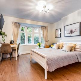 Charm Double En-suite Bedroom 3