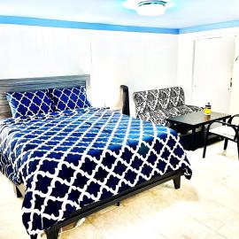 LGA Airport near, Studio walk in bsmt Apt in a Private House!