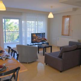Villa with garden in Urla, Torasan, hotel u gradu Urla
