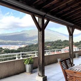 Appartement avec vue imprenable sur la mer, terrasse et piscine
