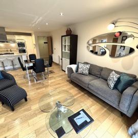 Spacious 2-Bedroom Apartment with Parking in Windsor 4LA by Accommodation Windsor, hôtel à Windsor