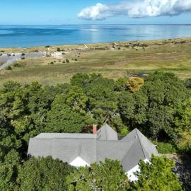 Walk to beach Secluded and private home and backyard, hotel a Brewster