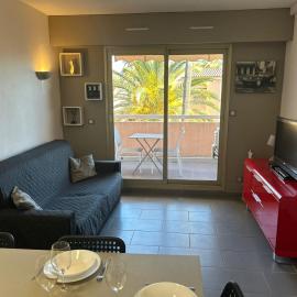 Lovely AIR-CONNED flat SWIMMING POOL Sea 5 minutes away, hotel em Vallauris