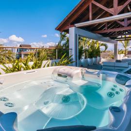 Luxury Penthouse with Jacuzzi, 2 min to Beach