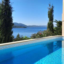 Vila Hera Korčula, Special one, pool, right on the sea,parking, 8 people、Čaraのホテル